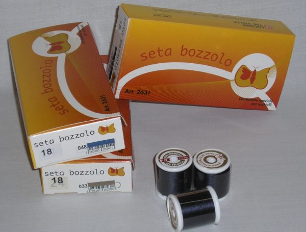 11/0157- Seta Bozzolo art.631/18 puntino silk thread  (scatola da 10 rocchetti)